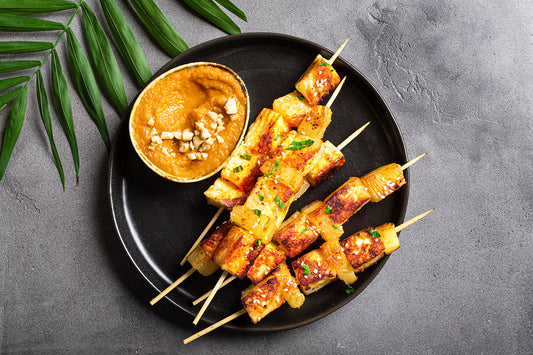 Gegrillte Ananas, Halloumi oder Tofu-Spieße mit Chili-Limetten-Glasur, grünem Salat und Mandel-Dip